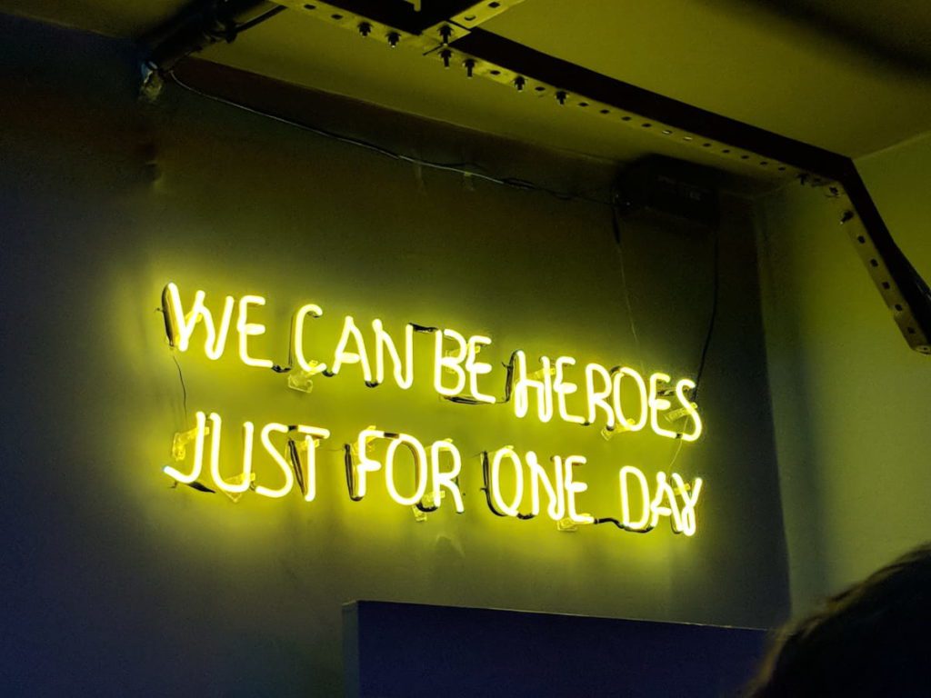 Neon con scritto: We can be heroes just for one day